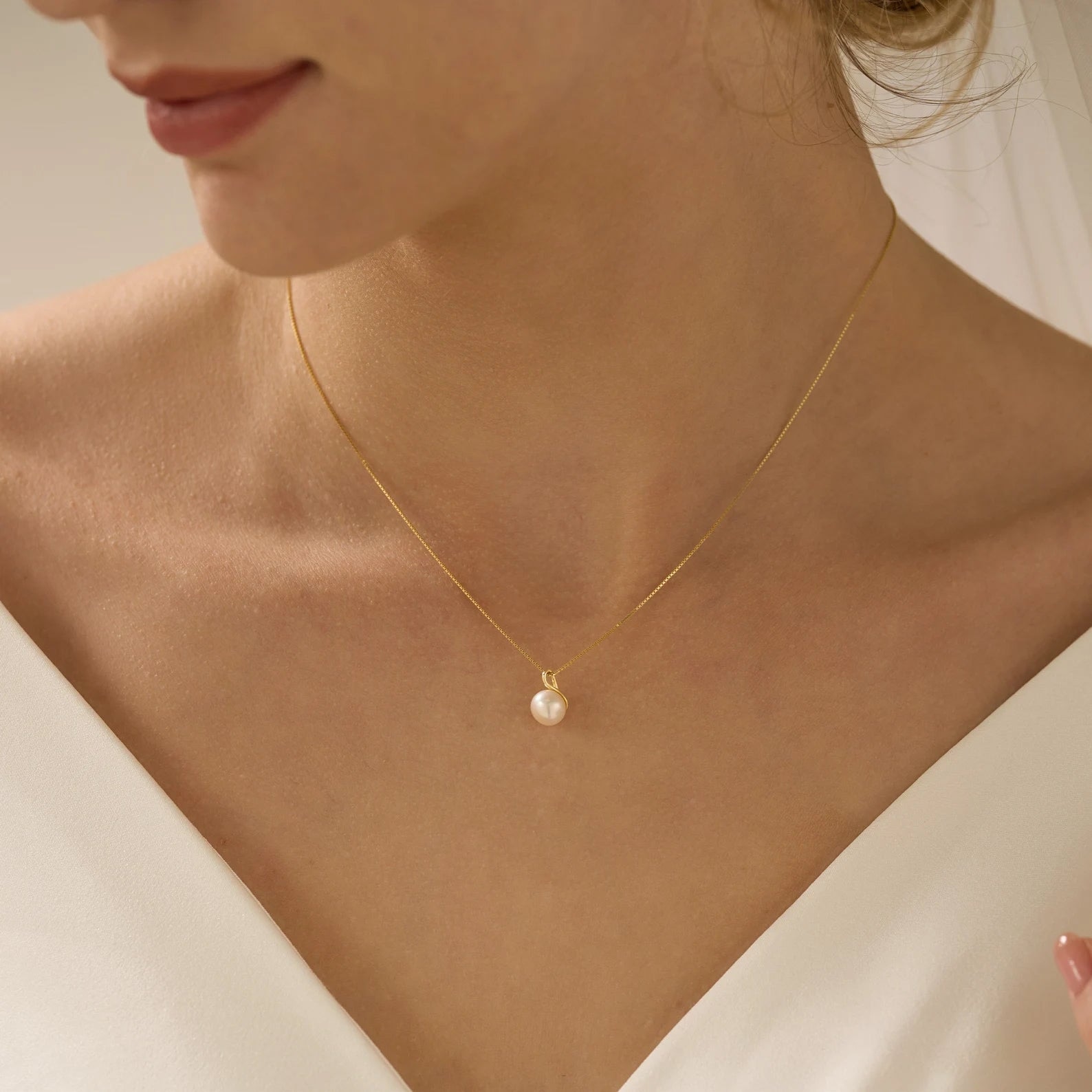 Chic Pearl Pendant Necklace