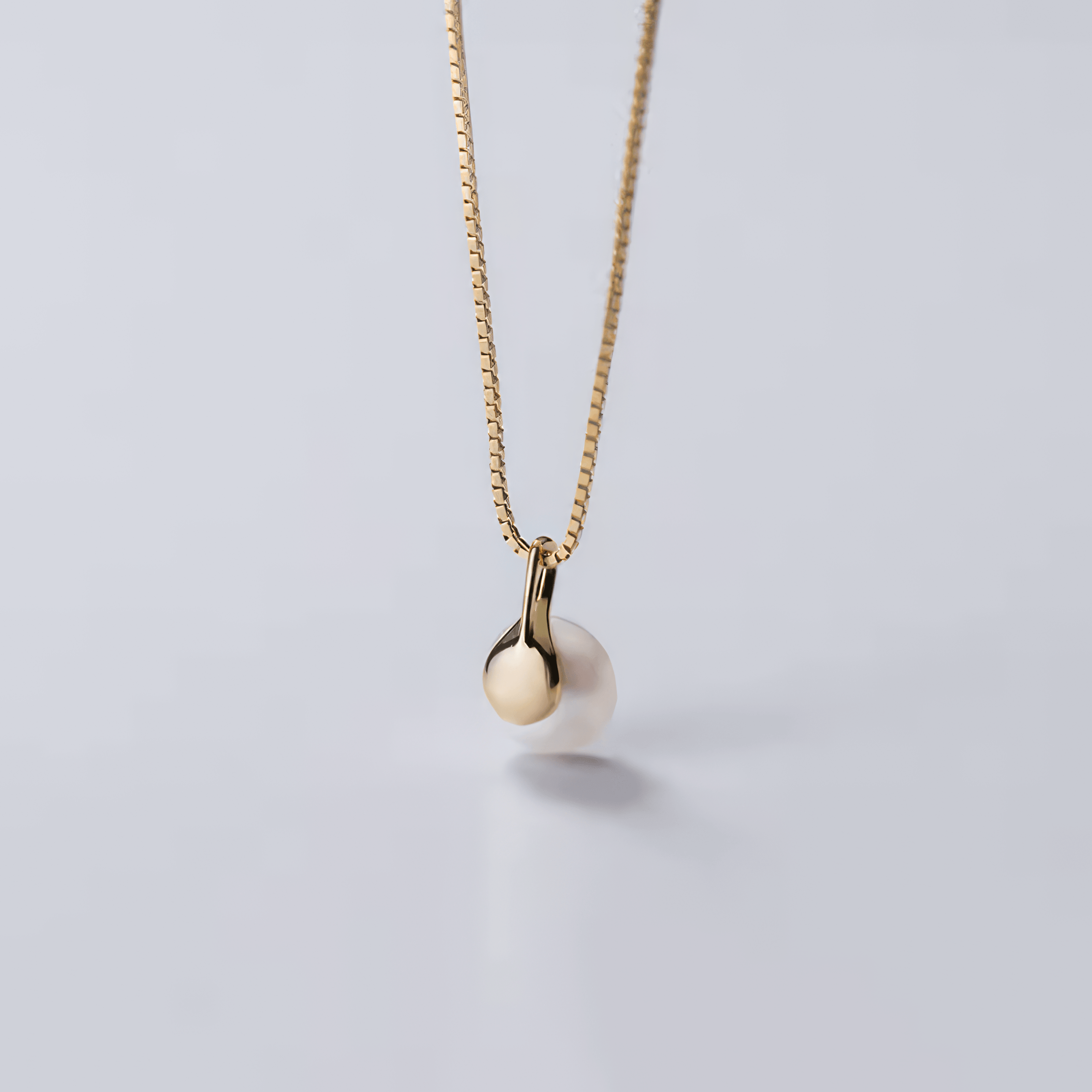 Chic Pearl Pendant Necklace